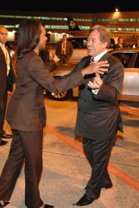 Winston Peters greets Condoleeza Rice at Auckland Airport 2008 (Ola Thorsen, Wikipedia Commons)