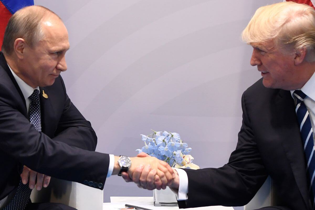 Trump and Putin shake hands at G20 2017.